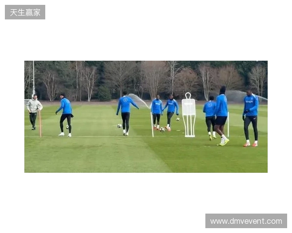 跟队：埃斯特旺参加了切尔西的公开训练，里斯、约恩森缺席